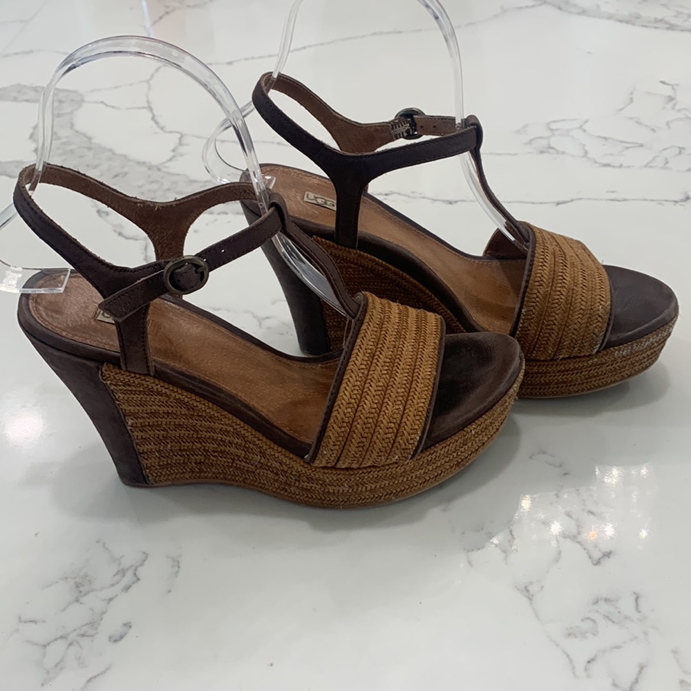 UGG Fitchie Women’s Brown with‎ Black Trim Espadrille Wedge. Size 41 (9.5)